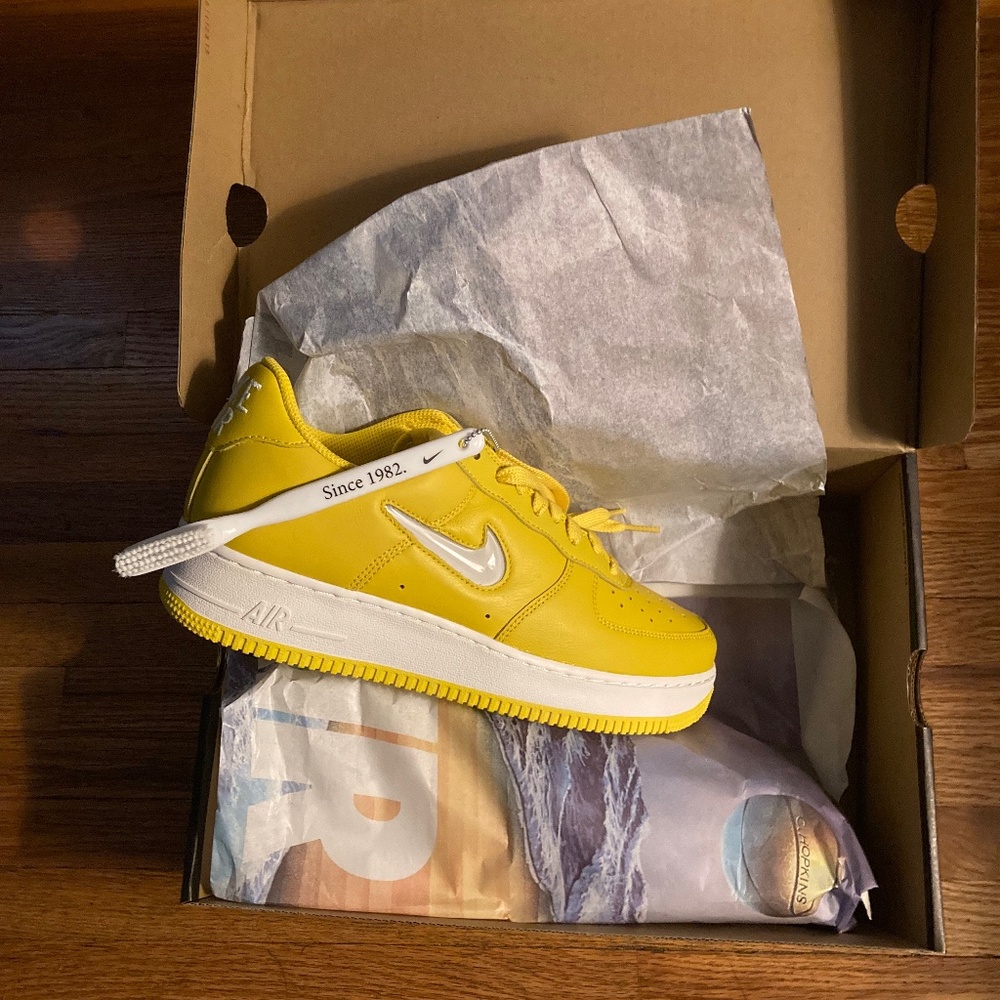men’s Nike shoes 👟 size 9 yellow Air Force 1 low retro